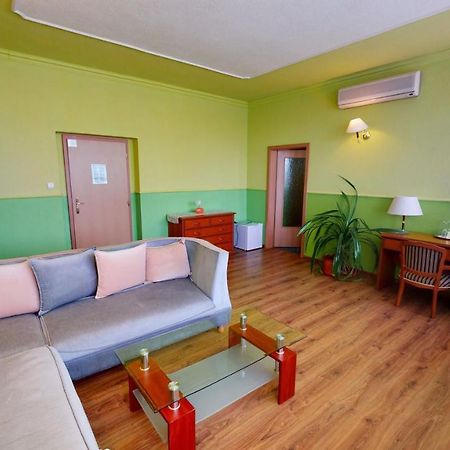 Hotel Hubert Nové Zámky Zewnętrze zdjęcie