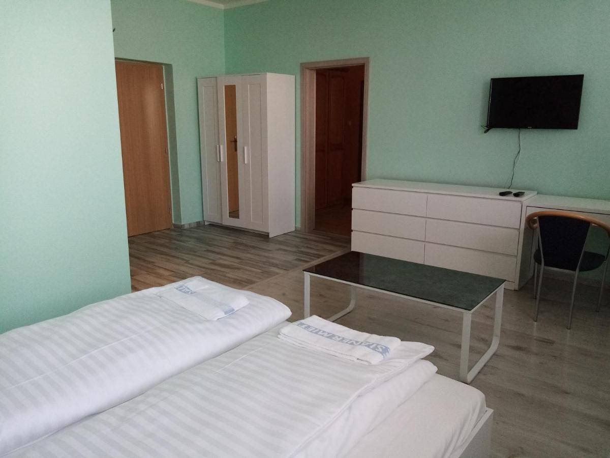 Hotel Hubert Nové Zámky Zewnętrze zdjęcie