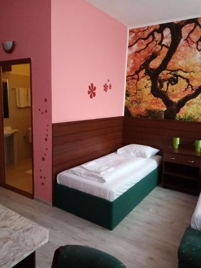 Hotel Hubert Nové Zámky Zewnętrze zdjęcie