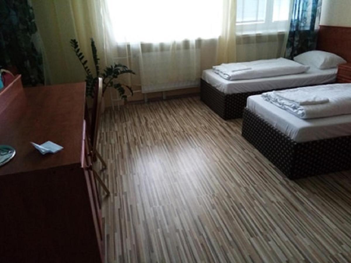 Hotel Hubert Nové Zámky Zewnętrze zdjęcie