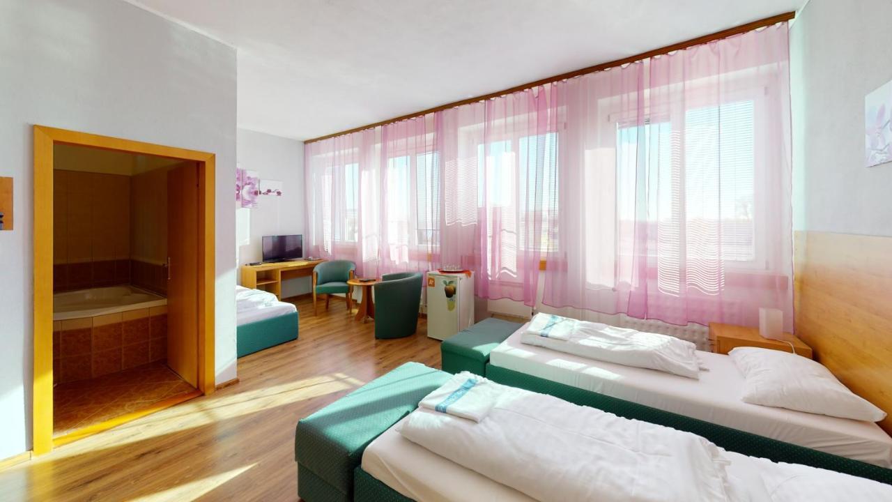 Hotel Hubert Nové Zámky Zewnętrze zdjęcie
