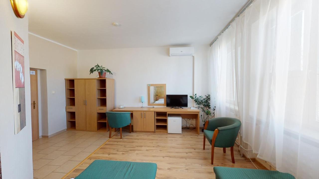 Hotel Hubert Nové Zámky Zewnętrze zdjęcie