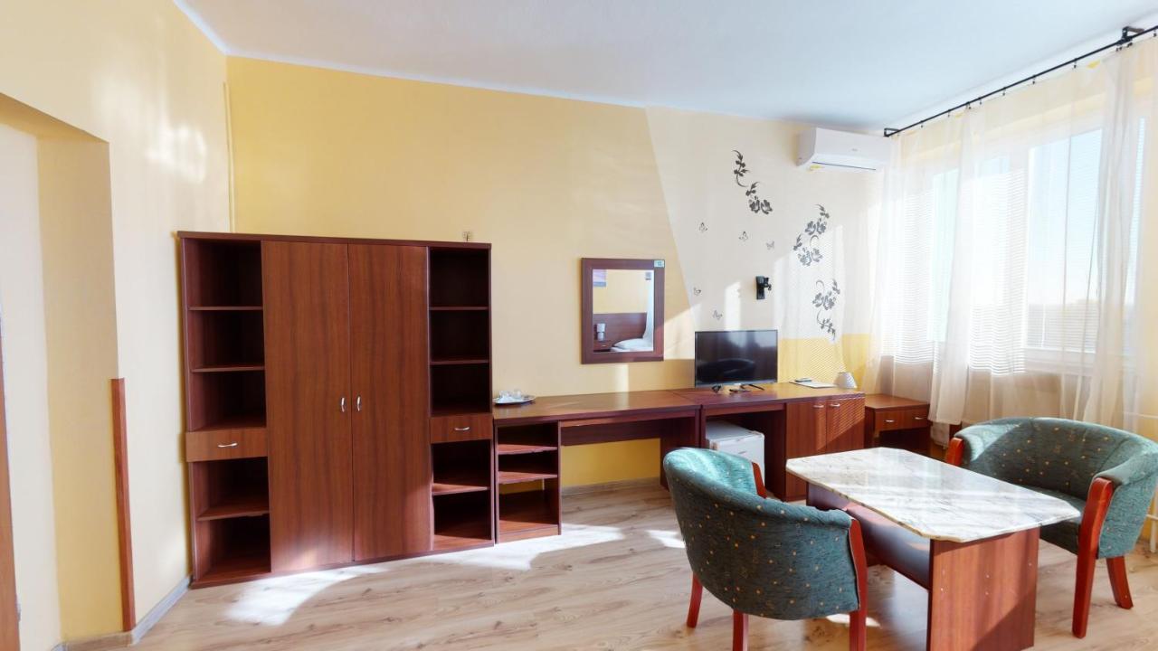 Hotel Hubert Nové Zámky Zewnętrze zdjęcie