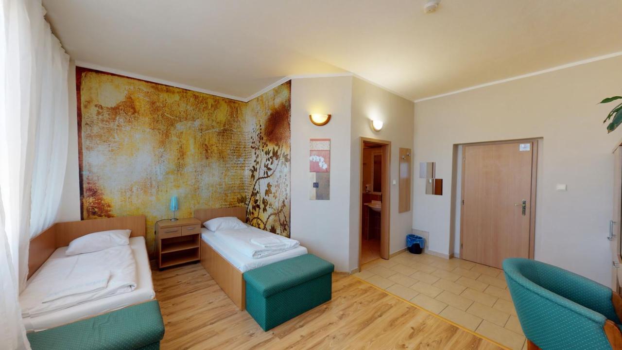 Hotel Hubert Nové Zámky Zewnętrze zdjęcie