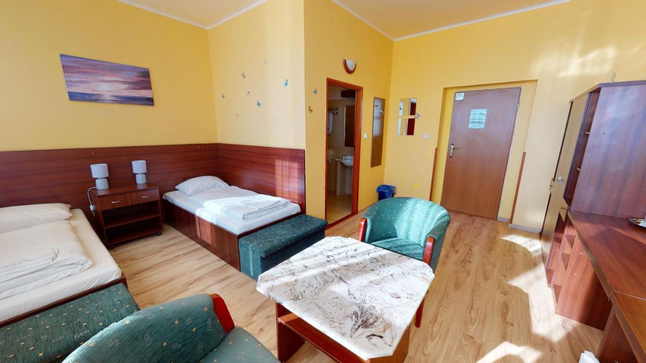 Hotel Hubert Nové Zámky Zewnętrze zdjęcie