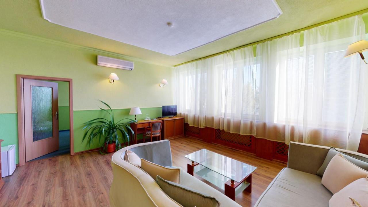 Hotel Hubert Nové Zámky Zewnętrze zdjęcie