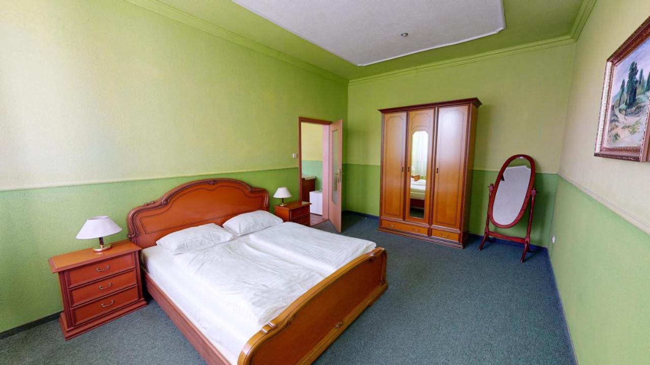 Hotel Hubert Nové Zámky Zewnętrze zdjęcie