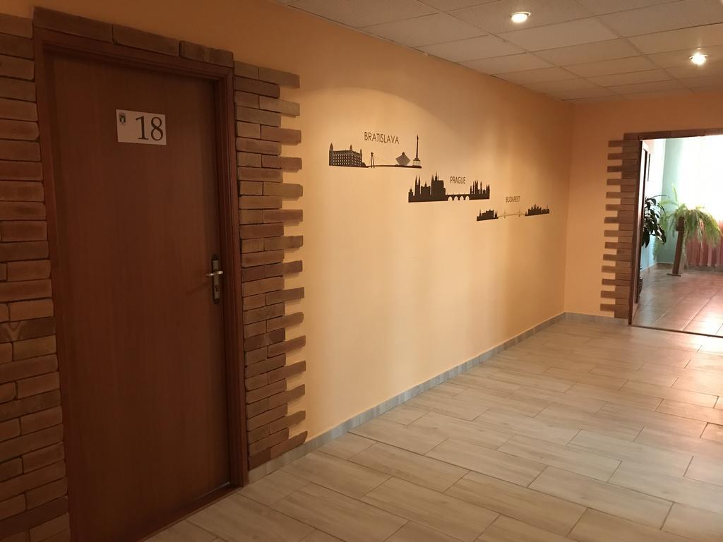 Hotel Hubert Nové Zámky Zewnętrze zdjęcie