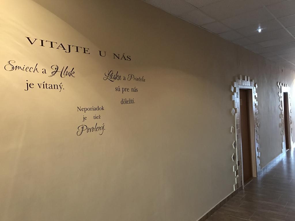 Hotel Hubert Nové Zámky Zewnętrze zdjęcie