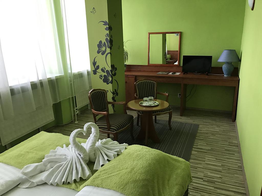 Hotel Hubert Nové Zámky Zewnętrze zdjęcie