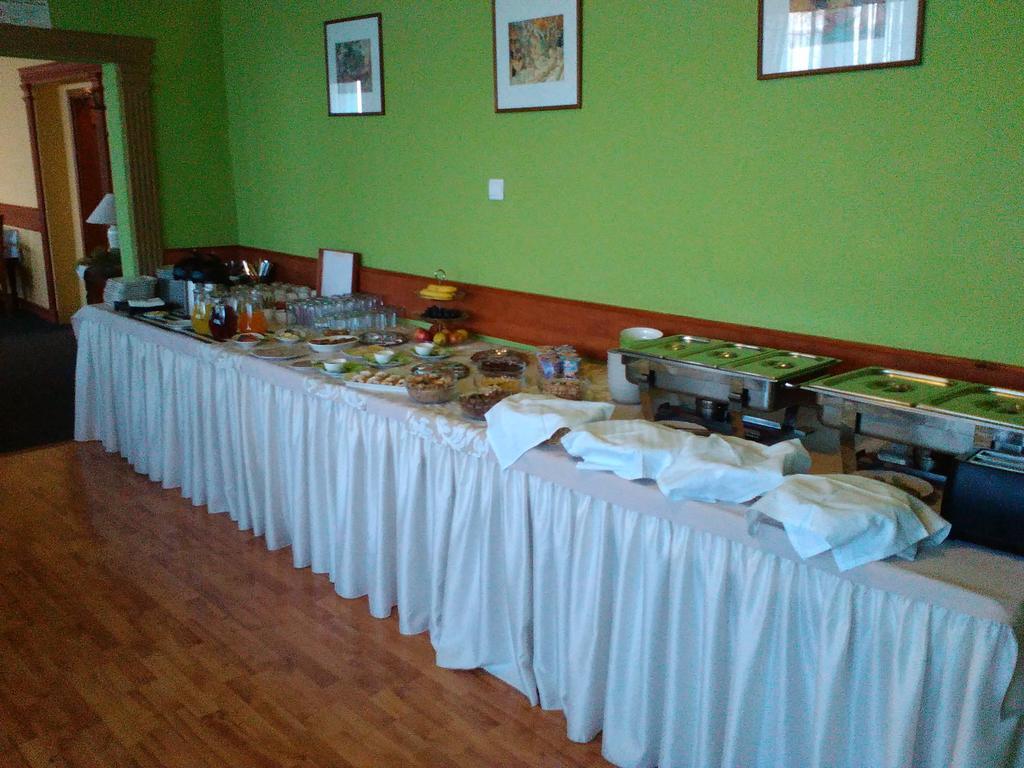 Hotel Hubert Nové Zámky Zewnętrze zdjęcie