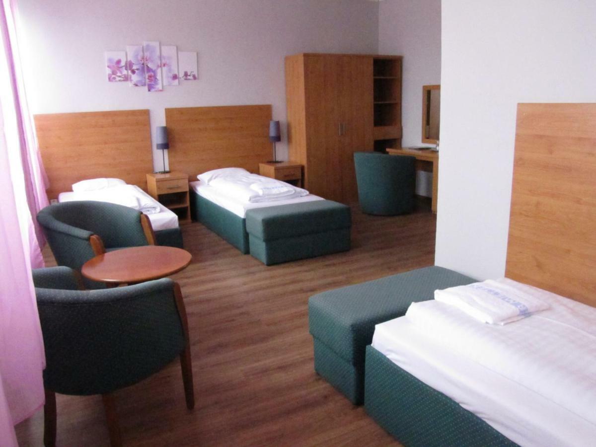 Hotel Hubert Nové Zámky Zewnętrze zdjęcie